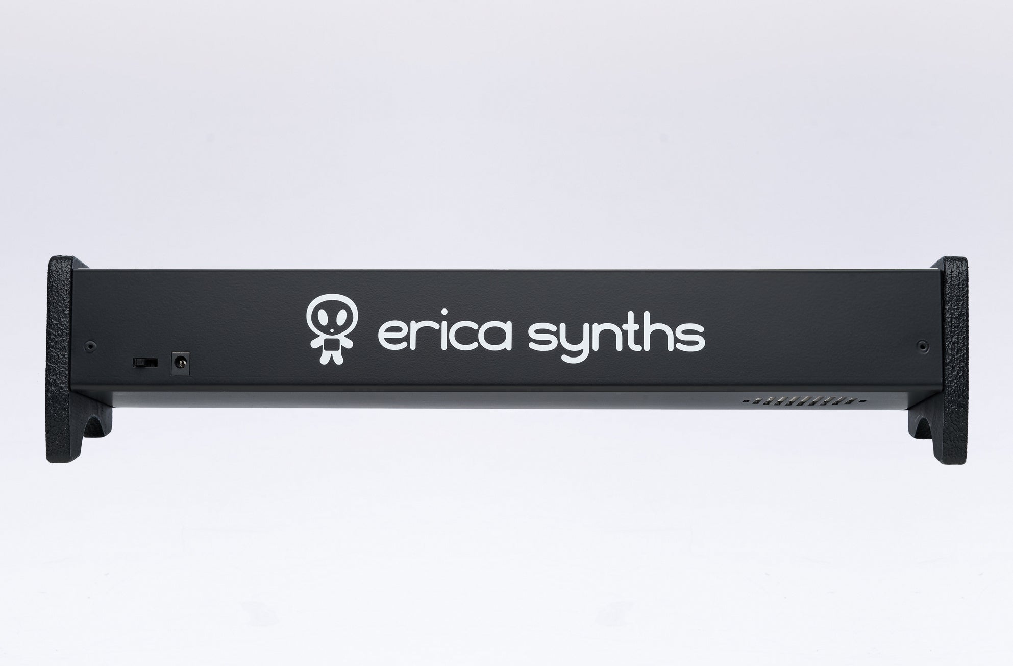 Erica Synths Erica Synths 1 x 84HP skiff case with integrated PSU: black side panels (EU plug)